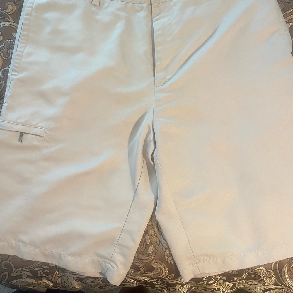 Greg Norman Men’s Tan Shorts size 34